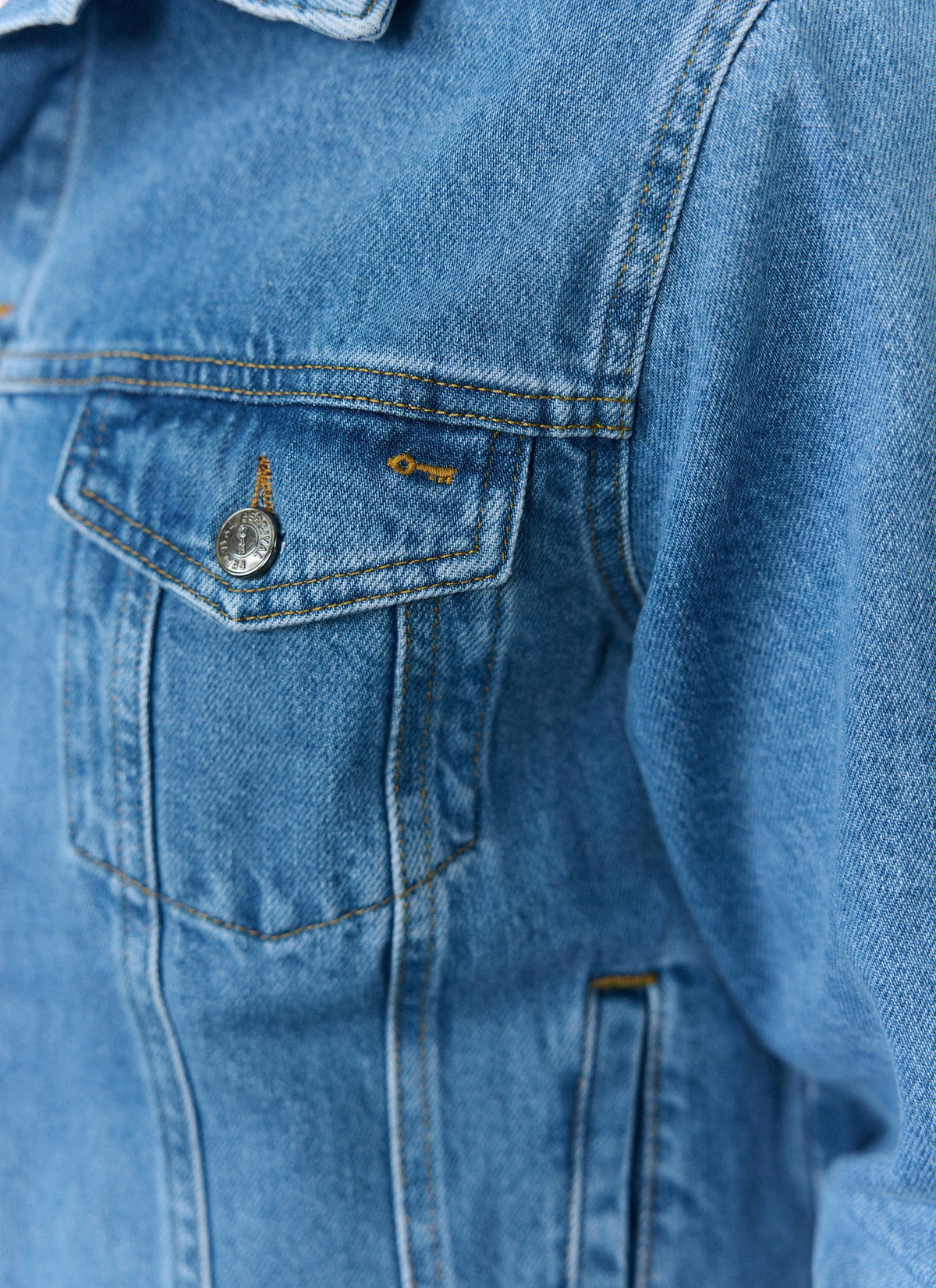 Men's Denim Trucker Jacket - Light Wash Blue | Percival Signature