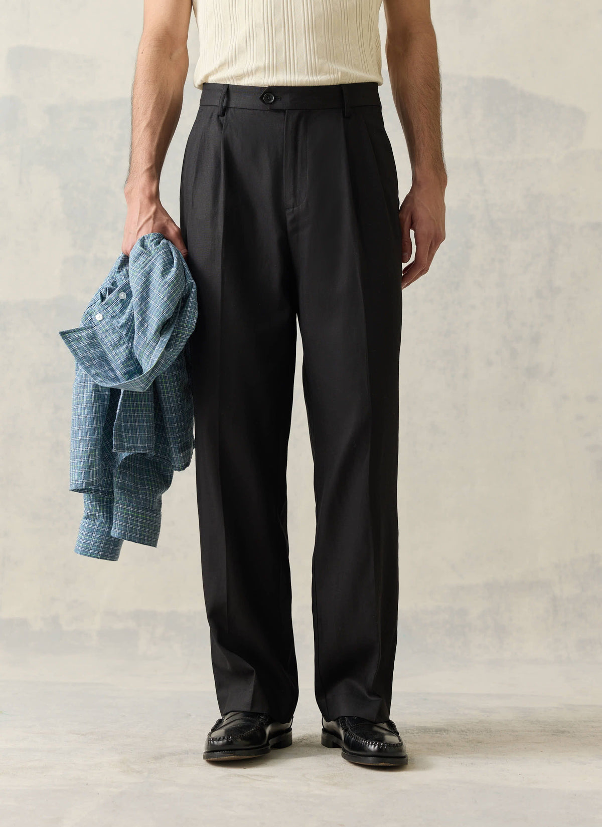 Men's Tailored Pleated Trousers - Lyocell Blend - Black | Percival Premium